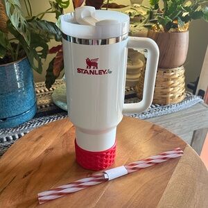 ❤️💚 Stanley 40oz quencher - Mistletoe - includes boot and 2 (new) straws 💚❤️